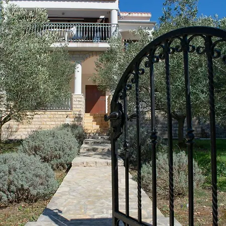 Deluxe Seafront Apartment