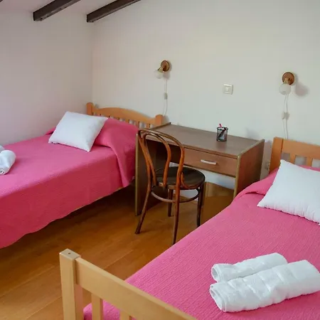 Deluxe Seafront Apartment Maslinica