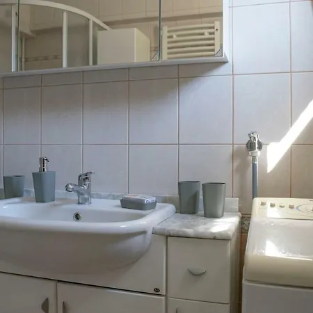 Deluxe Seafront Apartment Maslinica