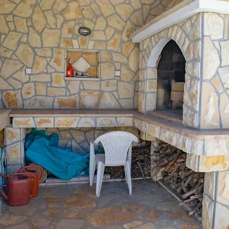 Deluxe Seafront Apartment Maslinica