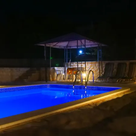 Deluxe Seafront Apartment Maslinica
