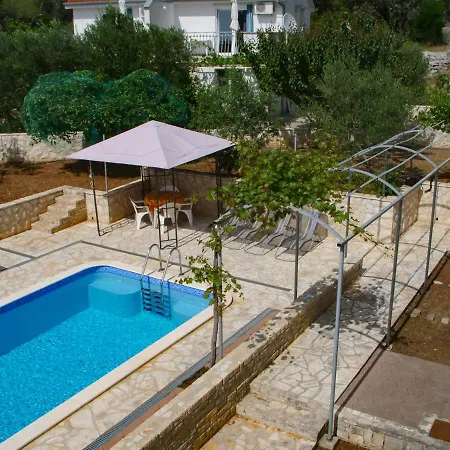 Deluxe Seafront Apartment Maslinica