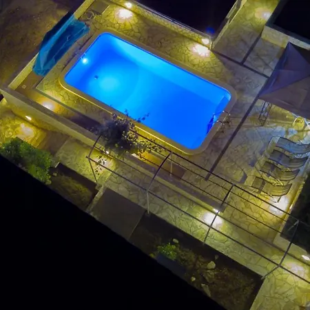 Deluxe Seafront Apartment *